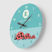 緑の愛らしいてんとう虫ファミリーの赤ちゃん名 ラージ壁時計 (傾斜)