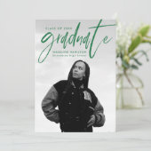 緑の手書きブラシスクリプト4写真の卒業 案内状 (スタンド正面)