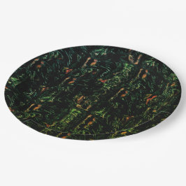 緑の打ちガラスの下の木の樹皮 ペーパープレート