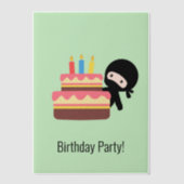 緑の挿入でお誕生日ケーキの背後にある小さな忍者 ベラム紙招待状 (正面)