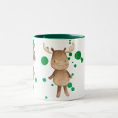 緑の斑点のかわいい森林創造物 ツートーンマグカップ (中央)