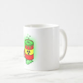 緑の有毒な廃棄物の樽。 コーヒーマグカップ (正面右)