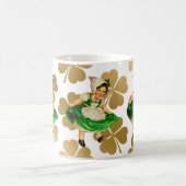 緑の服及び金ゴールドのシャムロックの小さいアイルランドの女の子 コーヒーマグカップ (中央)