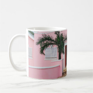 緑の木々と丘の近くのピンクと白のコンクリートの家 コーヒーマグカップ