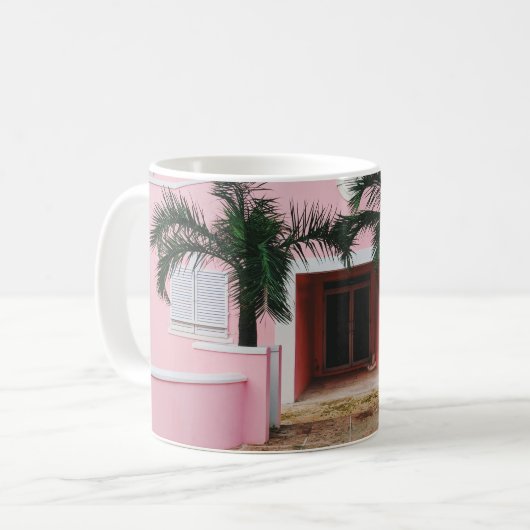 緑の木と縁の近くにあるピンクと白のコンクリートの家 コーヒーマグカップ (正面左)