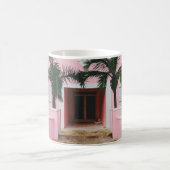 緑の木と縁の近くにあるピンクと白のコンクリートの家 コーヒーマグカップ (中央)