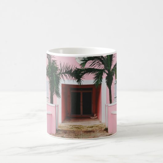 緑の木と縁の近くにあるピンクと白のコンクリートの家 コーヒーマグカップ (中央)