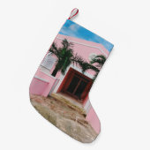 緑の木と縁の近くにあるピンクと白のコンクリートの家 スモールクリスマスストッキング (正面 (吊り時))