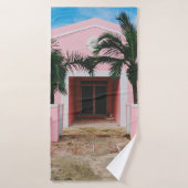 緑の木と縁の近くにあるピンクと白のコンクリートの家 バスタオル (バスタオル)