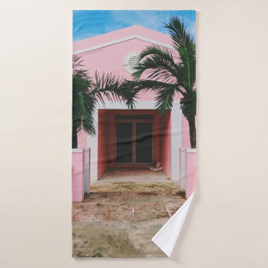 緑の木と縁の近くにあるピンクと白のコンクリートの家 バスタオル (バスタオル)