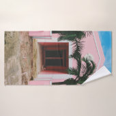 緑の木と縁の近くにあるピンクと白のコンクリートの家 バスタオル (バスタオル)