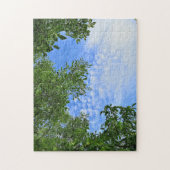 緑の木に囲まれた青離れ空写真 – ジグソーパズル (縦)