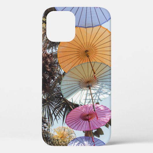 緑の木の上の赤い傘 Case-Mate iPhoneケース (裏面)