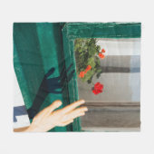 緑の木窓に赤い花 フリースブランケット (正面(横))