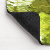 緑の木離れの花が水に反射 マウスパッド (コーナー)