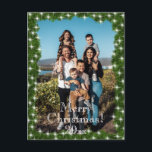 緑の松の光の写真パーソナライズされた シーズンポストカード<br><div class="desc">緑の松の枝の光のフレームフェイクは、"メリークリスマス"のタイポグラフィと日付を持つフォトホリデーハガキを持って来るフロントと部屋の反対側にあなたの個人的な休日の気持ちと家族や友人のための家族の名前。</div>