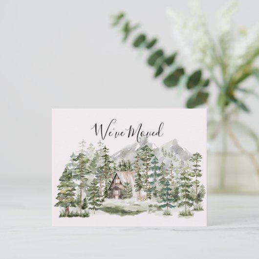 緑の松の森の中の水の色キャビン私たちは移動 ポストカード (スタンド正面)