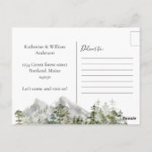 緑の松の森の中の水の色キャビン私たちは移動 ポストカード (裏面)