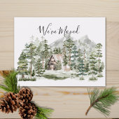 緑の松の森の中の水の色キャビン私たちは移動 ポストカード