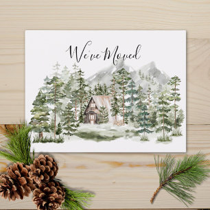 緑の松の森の中の水の色キャビン私たちは移動 ポストカード