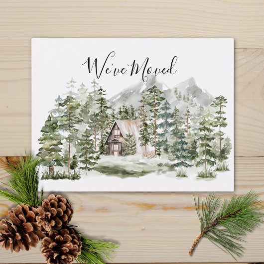 緑の松の森の中の水の色キャビン私たちは移動 ポストカード