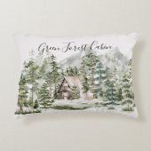 緑の松の森の森の森の中の水彩小屋 アクセントクッション (正面)