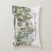 緑の松の森の森の森の中の水彩小屋 アクセントクッション (正面(垂直))
