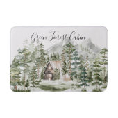 緑の松の森の森の森の中の水彩小屋 バスマット (正面)