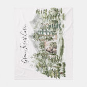 緑の松の森の森の森の中の水彩小屋 フリースブランケット (正面)