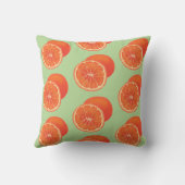 緑の枕にオレンジとスライスしたオレンジを丸ごと クッション (裏面)