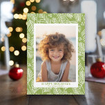 緑の枝書道フォトタイプHappy シーズンカード<br><div class="desc">縦の写真を使用してユニークとトレンディーメリークリスマスグリーティングを作るお洒落と楽しい松の枝のパターンの背中に。このデザインは要感じ素と手動フォントと絵を描の抽象芸術を持つ。変更をもし行うにはのまわりにクリック、ボタンに何も移動する必要があカスタマイズる。</div>