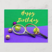 緑の柱にハッピーバースデーの語を持つテニスボール ポストカード (正面)