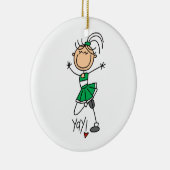 緑の棒の姿のチアリーダーのTシャツおよびギフト セラミックオーナメント (右)