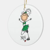 緑の棒の姿のチアリーダーのTシャツおよびギフト セラミックオーナメント (左)