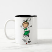 緑の棒の姿のチアリーダーのTシャツおよびギフト ツートーンマグカップ (左)