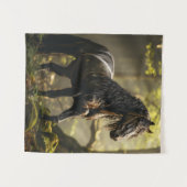 緑の森に濡れた黒い巻き毛の馬が立つ タペストリー (正面(横))