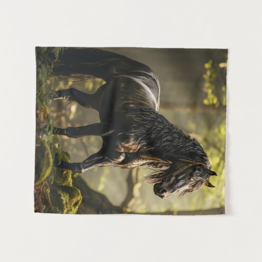 緑の森に濡れた黒い巻き毛の馬が立つ タペストリー (正面(横))