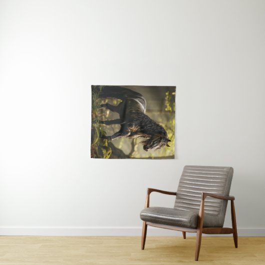 緑の森に濡れた黒い巻き毛の馬が立つ タペストリー (インサイチュ(横))