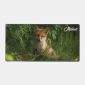 緑の森のかわいいベビーキツネ デスクマット (正面)