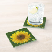 緑の森の上のモノグラムと美しいひまわり ガラスコースター (アングル)