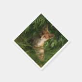 緑の森の中のかわいいベビーキツネ写真 スタンダードカクテルナプキン (角)