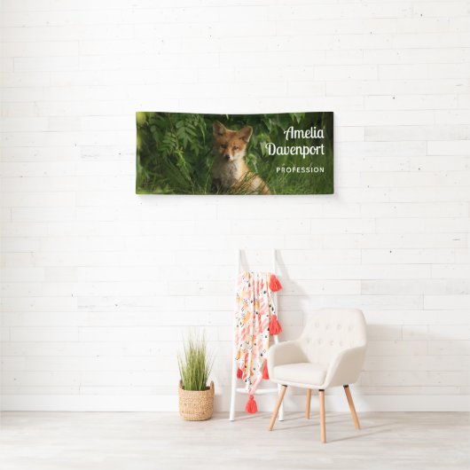緑の森の中のかわいいベビーキツネ 横断幕 (インサイチュ)