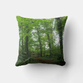 緑の森の枕を通る道 クッション (裏面)