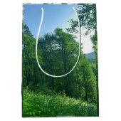 緑の森の風景写真 ミディアムペーパーバッグ (正面)