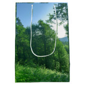 緑の森の風景写真 ミディアムペーパーバッグ (裏面)