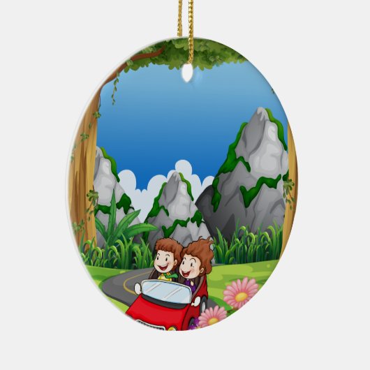 緑の森林に沿うRoadtripPeopleの乗馬 セラミックオーナメント (右)