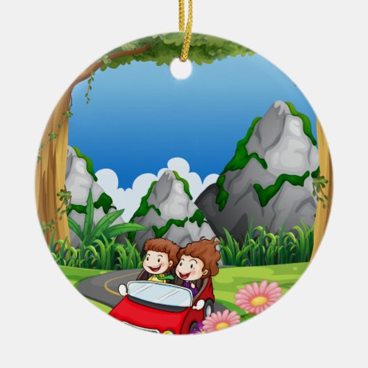 緑の森林に沿うRoadtripPeopleの乗馬 セラミックオーナメント (正面)