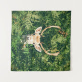 緑の植物に囲まれた茶色と白の鹿 タペストリー (正面(横))