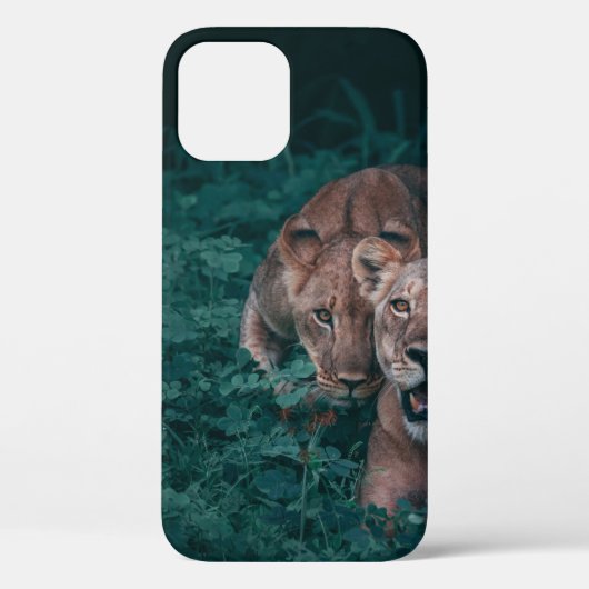 緑の植物に2頭の雌ライオン Case-Mate iPhoneケース (裏面)