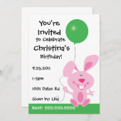 緑の気球の誕生日の招待を保持するピンクのバニー 招待状 (正面/裏面)